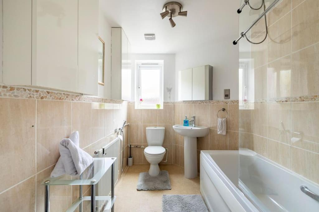 Urban Oasis: Modern 2-bedroom With Entertainment & Parking *