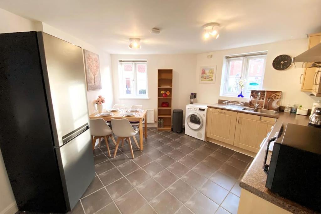 Apartment Urban Oasis: Modern 2-bedroom With Entertainment & Parking Bournemouth