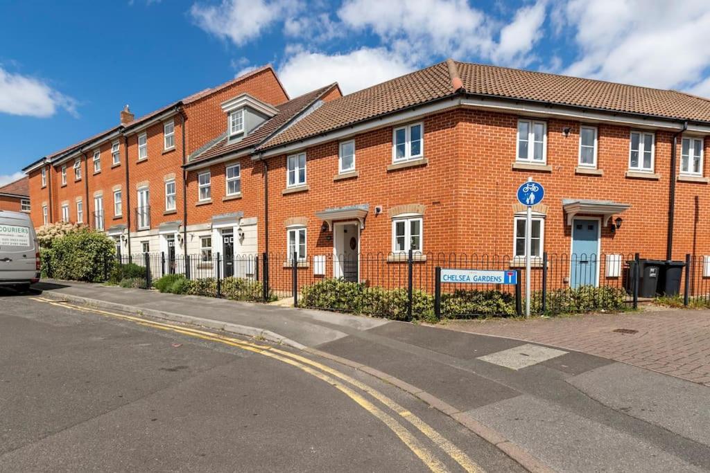 Urban Oasis: Modern 2-bedroom With Entertainment & Parking Apartment Bournemouth