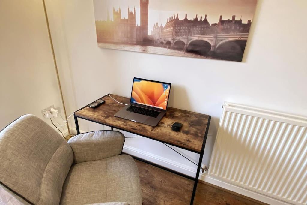 Urban Oasis: Modern 2-bedroom With Entertainment & Parking Apartment Bournemouth
