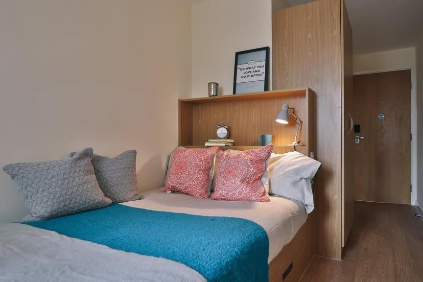 Cosy Private Bedrooms At Dorchester House In Apartment