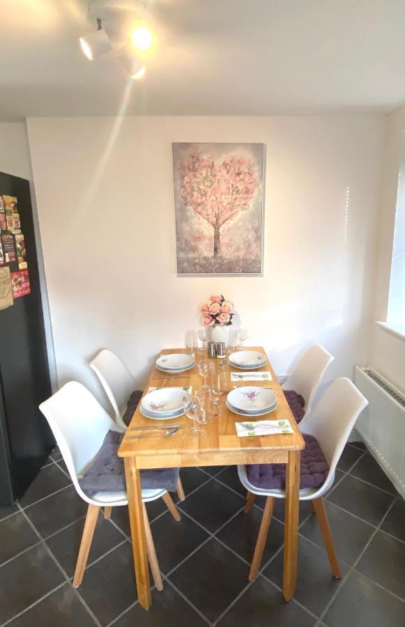Urban Oasis: Modern 2-bedroom With Entertainment & Parking Bournemouth