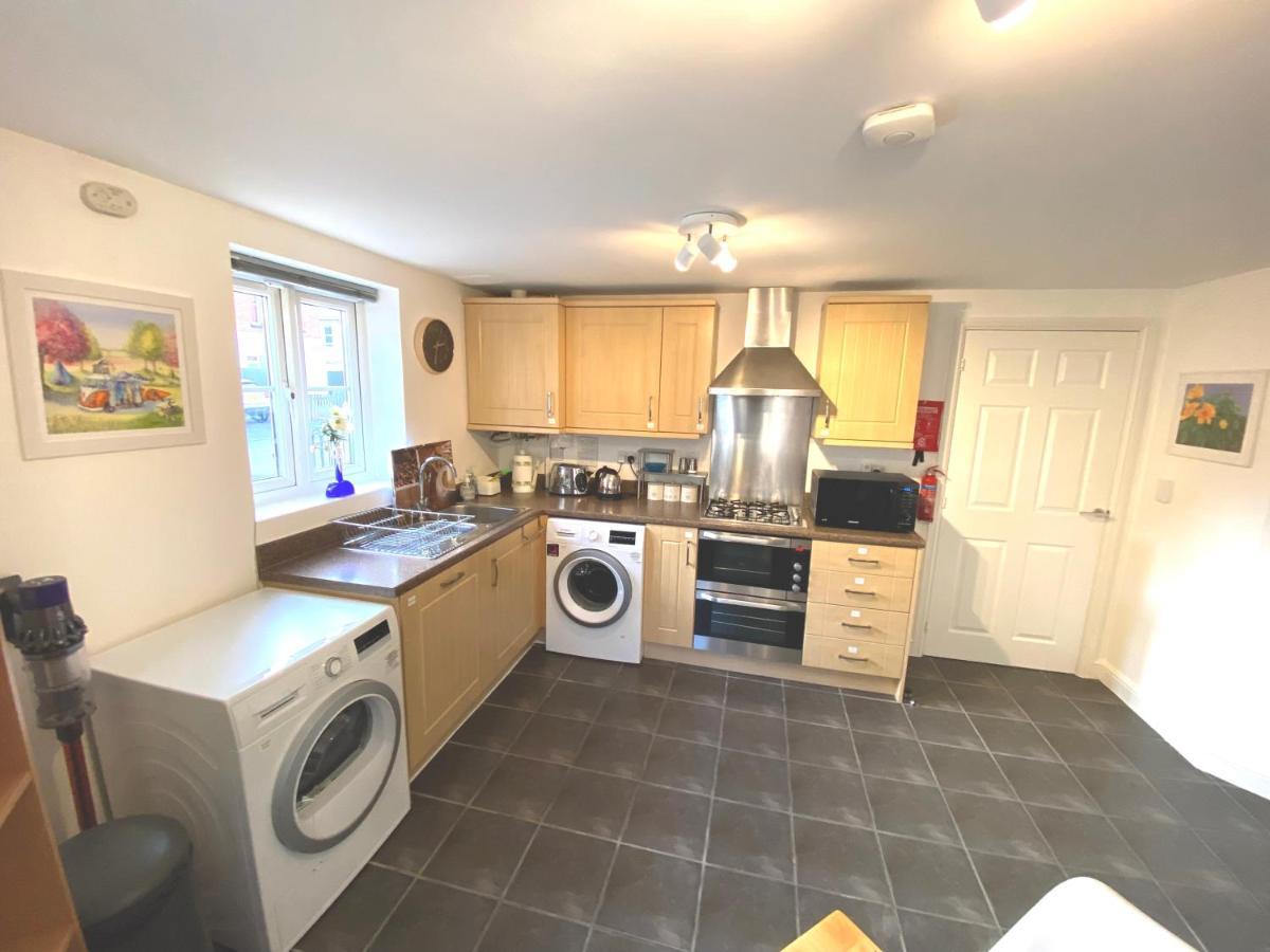 Urban Oasis: Modern 2-bedroom With Entertainment & Parking Apartment