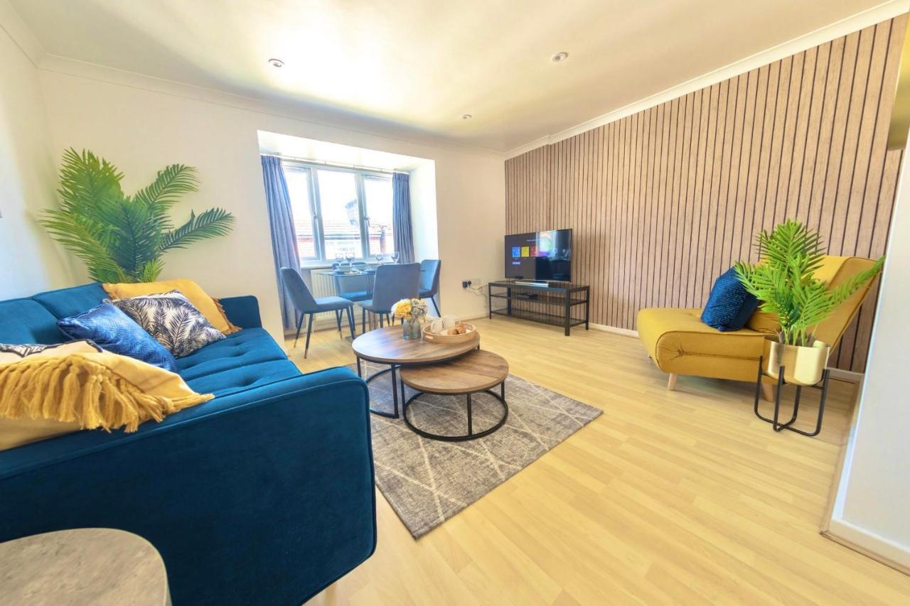 Modern 4-level Townhouse For 8 Free Parking