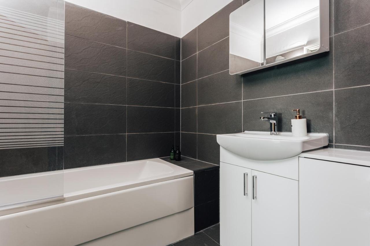 Spacious 2 Bedroom Flat Near And Town Centre