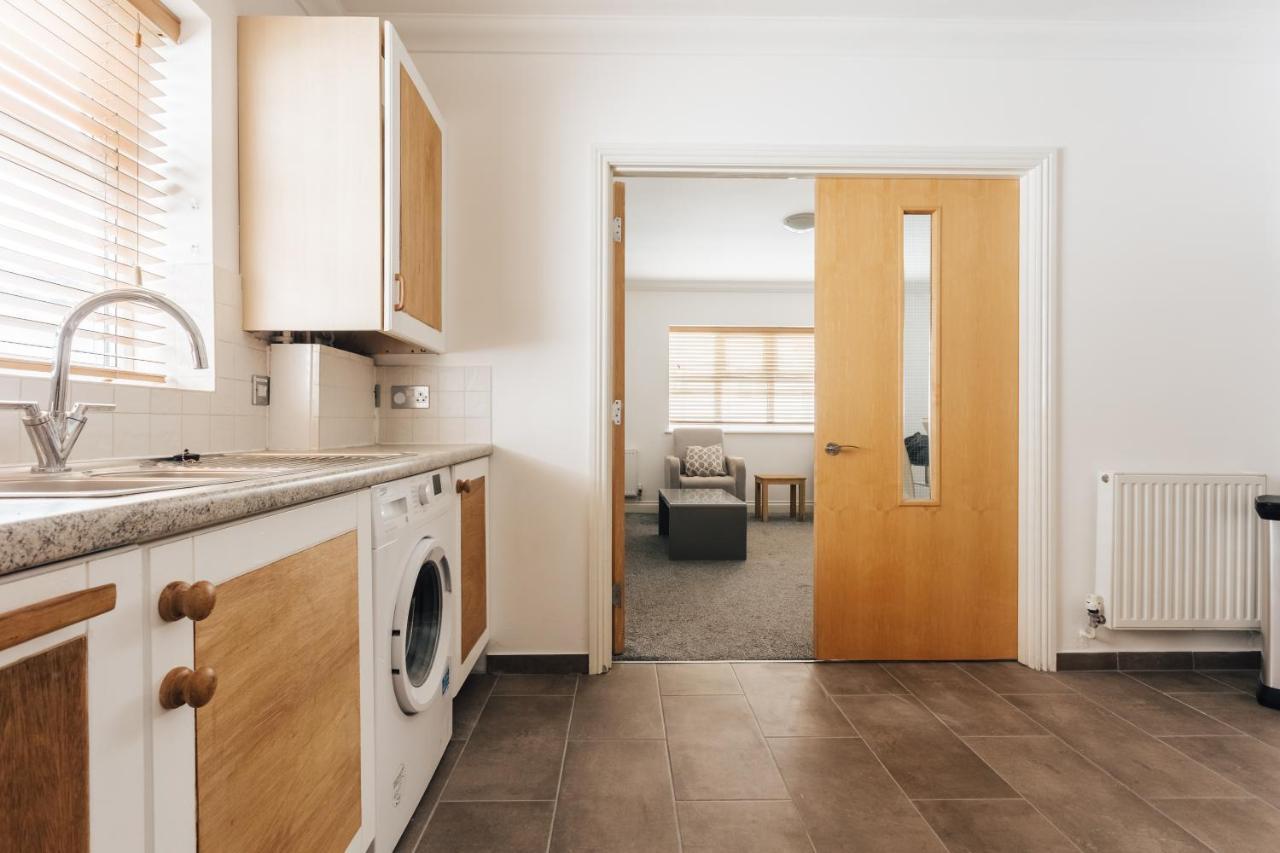 Spacious 2 Bedroom Flat Near And Town Centre Apartment