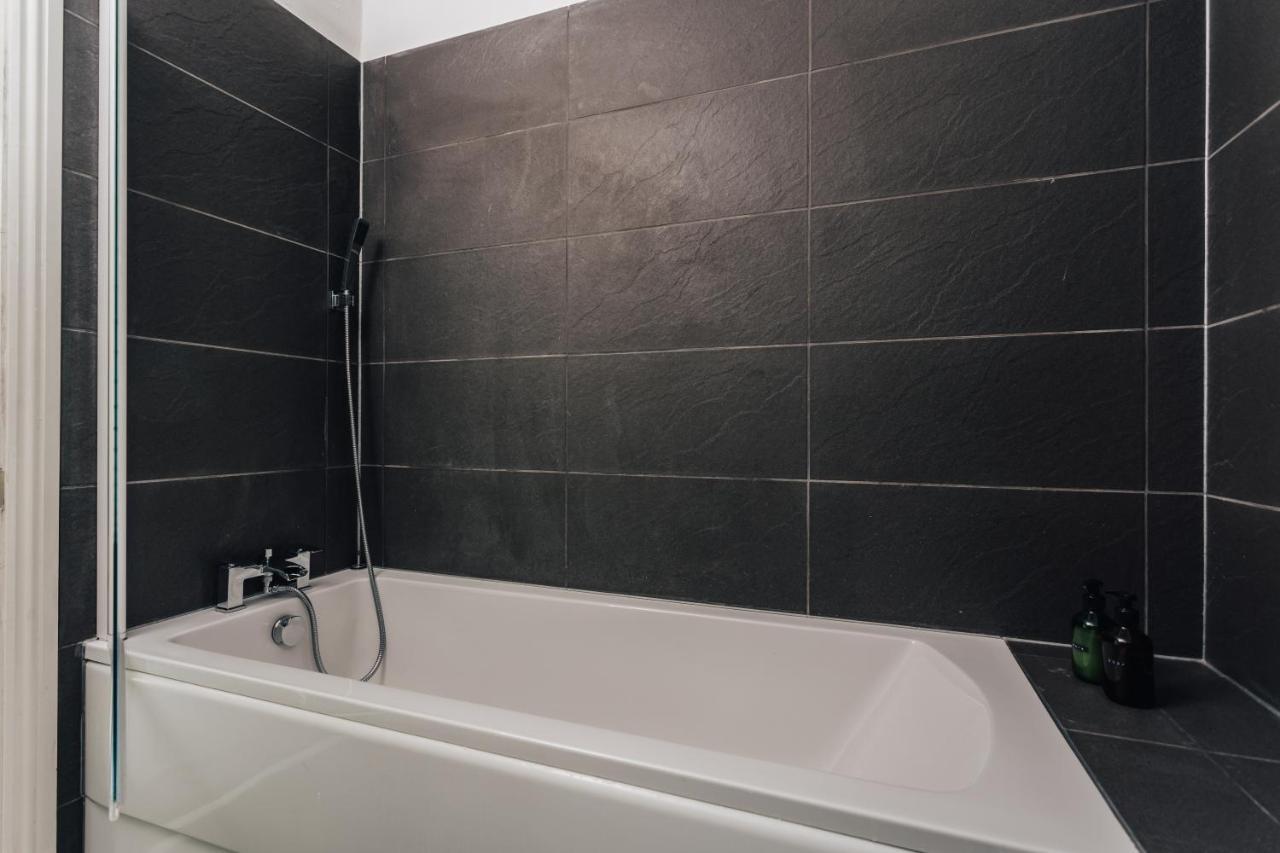Spacious 2 Bedroom Flat Near And Town Centre