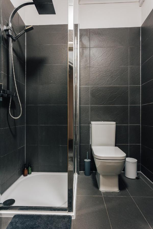 Apartment Spacious 2 Bedroom Flat Near And Town Centre *