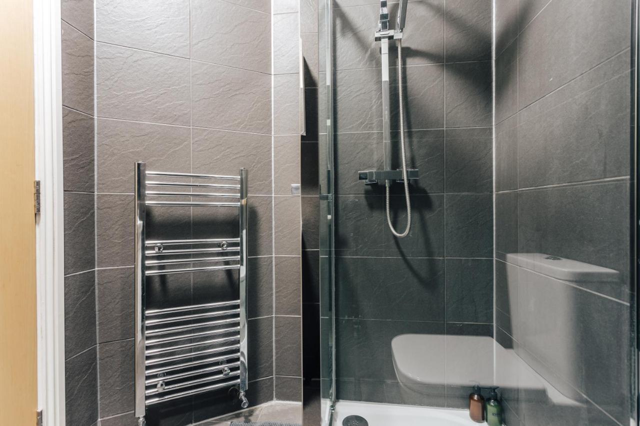 Spacious 2 Bedroom Flat Near And Town Centre Apartment
