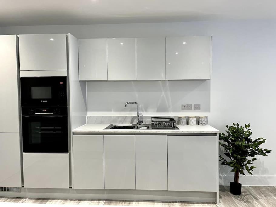 Luxury 3 Bed House W Parking & Garden! 1 *