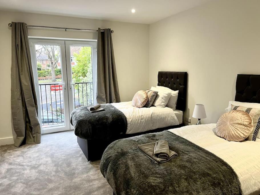 Luxury 3 Bed House W Parking & Garden! 1