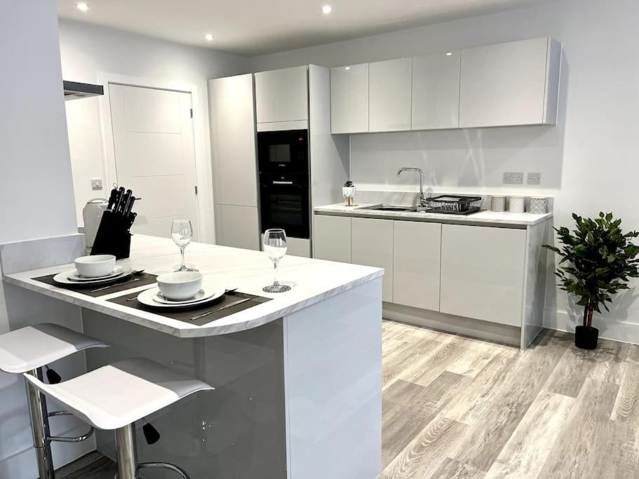 Luxury 3 Bed House W Parking & Garden! 1