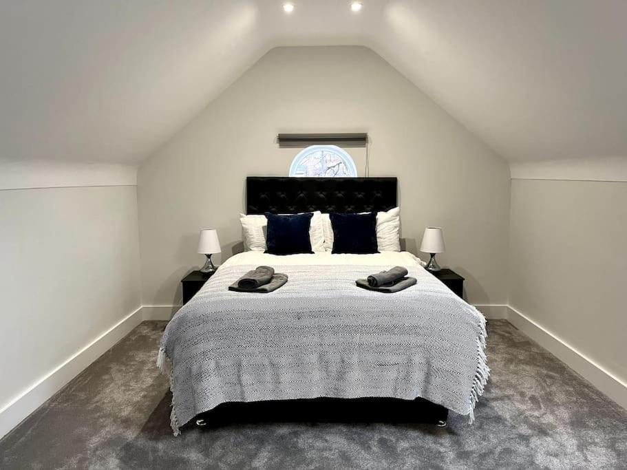 Luxury 3 Bed House W Parking & Garden! 1 Holiday home