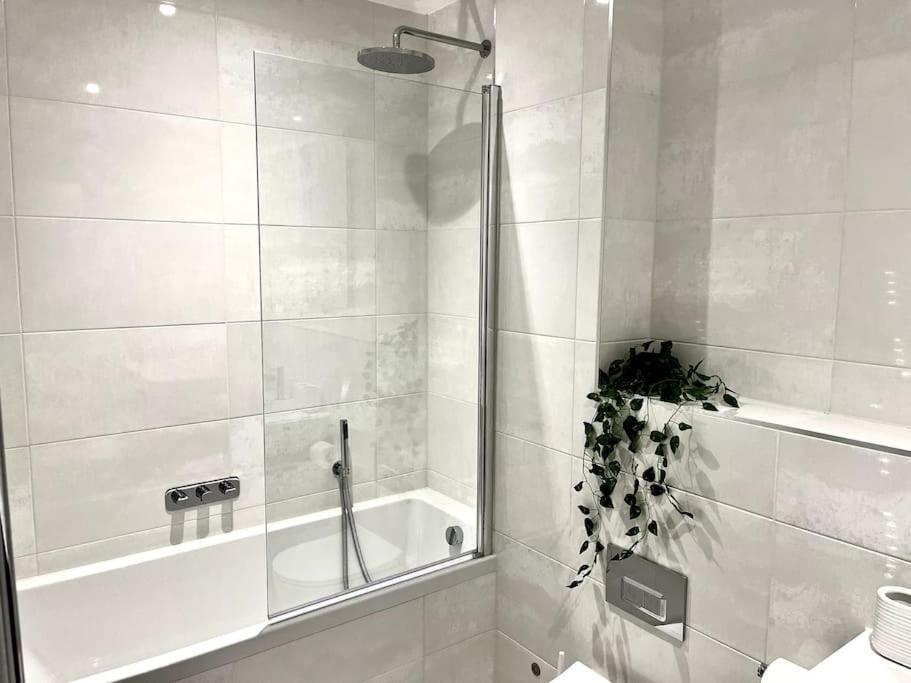 Luxury 3 Bed House W Parking & Garden! 1 Holiday home