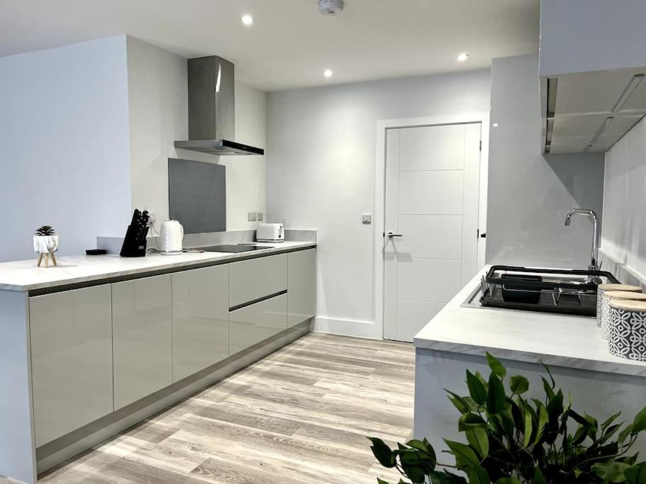 Luxury 3 Bed House W Parking & Garden! 1 Holiday home