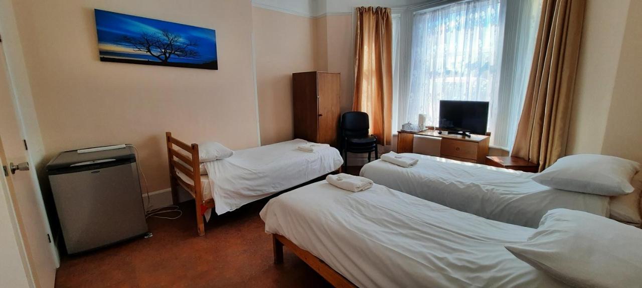 Dolphins Bed & Breakfast 3*