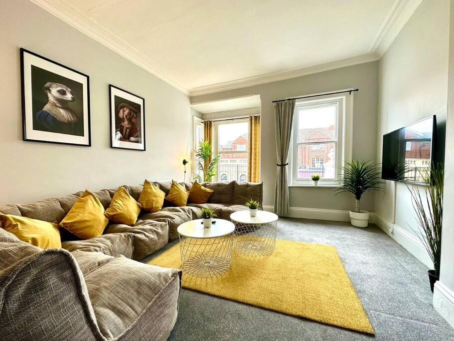 Apartment Coastal Comfort Duplex: Spacious 4-bedroom Near *