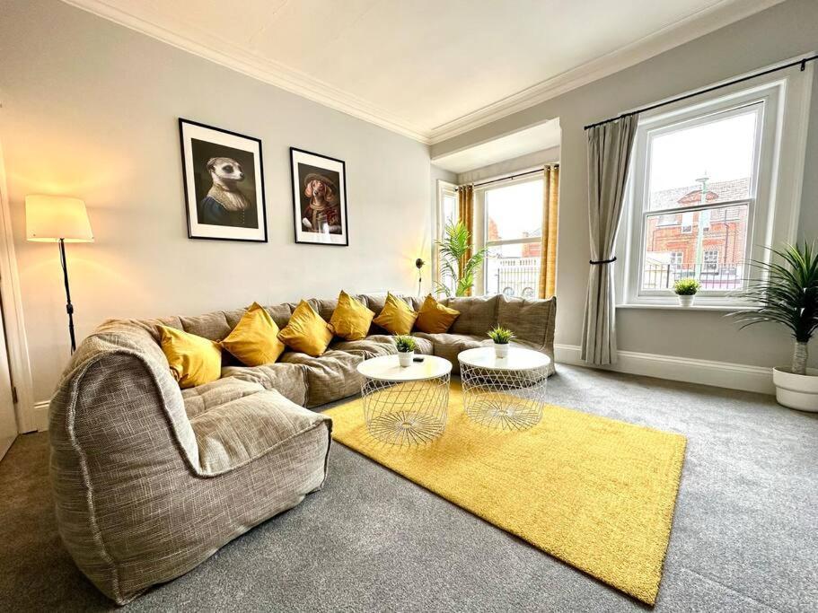 Coastal Comfort Duplex: Spacious 4-bedroom Near * Bournemouth