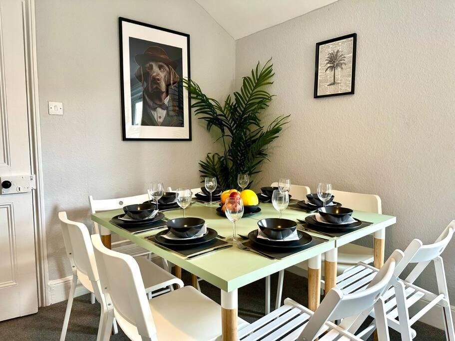 Coastal Comfort Duplex: Spacious 4-bedroom Near Bournemouth