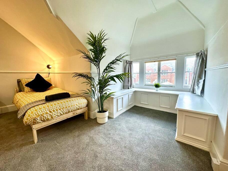 Coastal Comfort Duplex: Spacious 4-bedroom Near Bournemouth