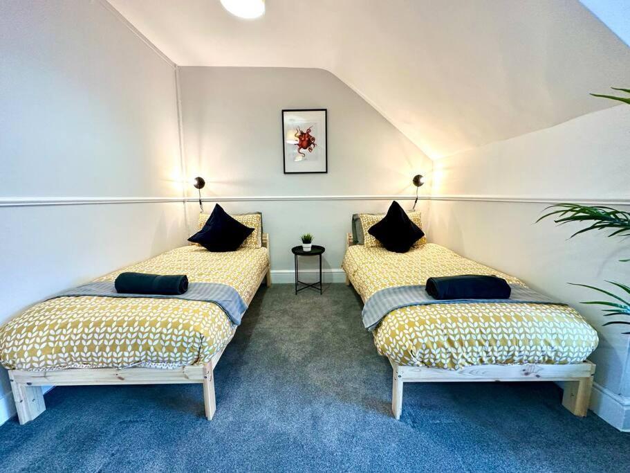 Coastal Comfort Duplex: Spacious 4-bedroom Near