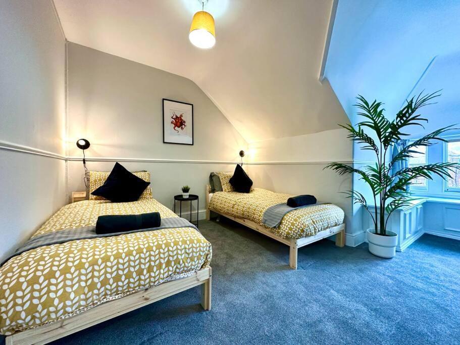Coastal Comfort Duplex: Spacious 4-bedroom Near Apartment *