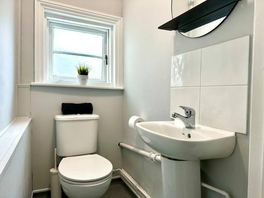 Coastal Comfort Duplex: Spacious 4-bedroom Near *