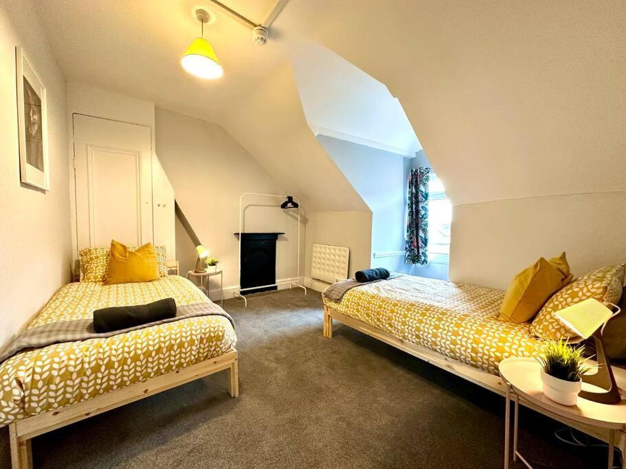 Apartment Coastal Comfort Duplex: Spacious 4-bedroom Near Bournemouth