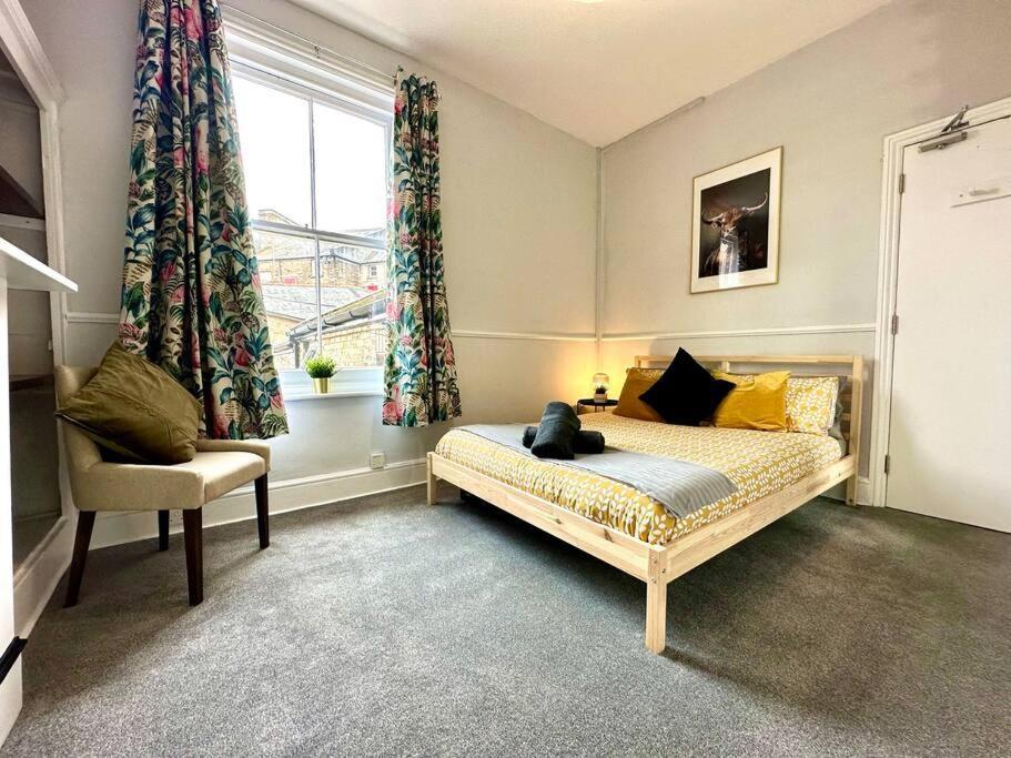 Apartment Coastal Comfort Duplex: Spacious 4-bedroom Near Bournemouth