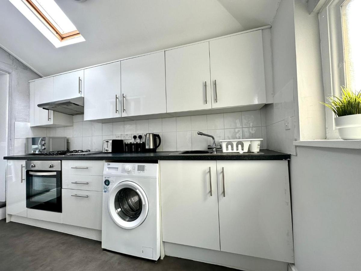Coastal Comfort Duplex: Spacious 4-bedroom Near Bournemouth