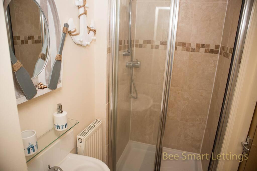 Apartment Spacious Flat In Sleeps 6 Near To *