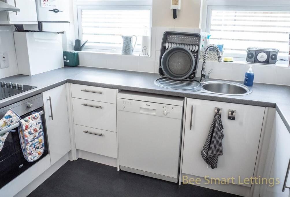 Spacious Flat In Sleeps 6 Near To Apartment