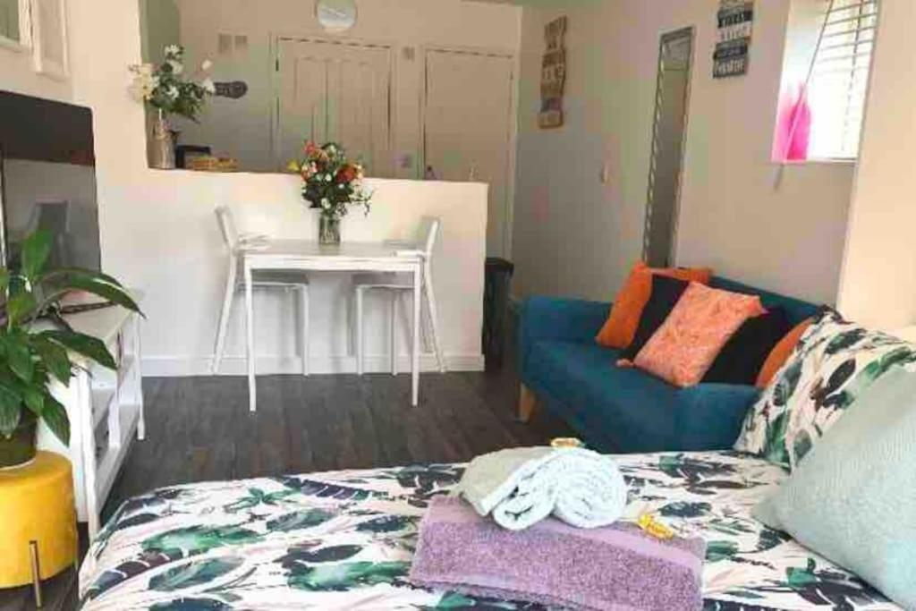 Apartment Nr Town Train Coach Shops Lovely Entire Allows Quiet Good Dogs *