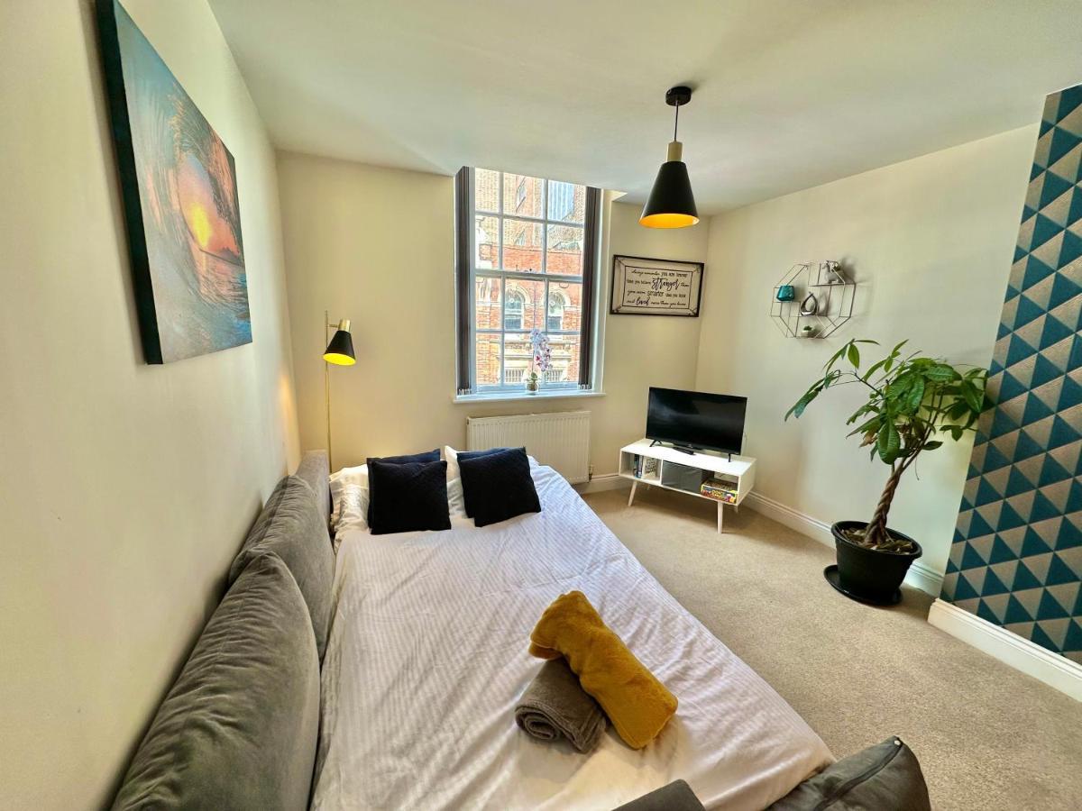 A Stylish Retreat - Super King Bed - Heart Of Town Centre - 5 Mins Stroll To Apartment *