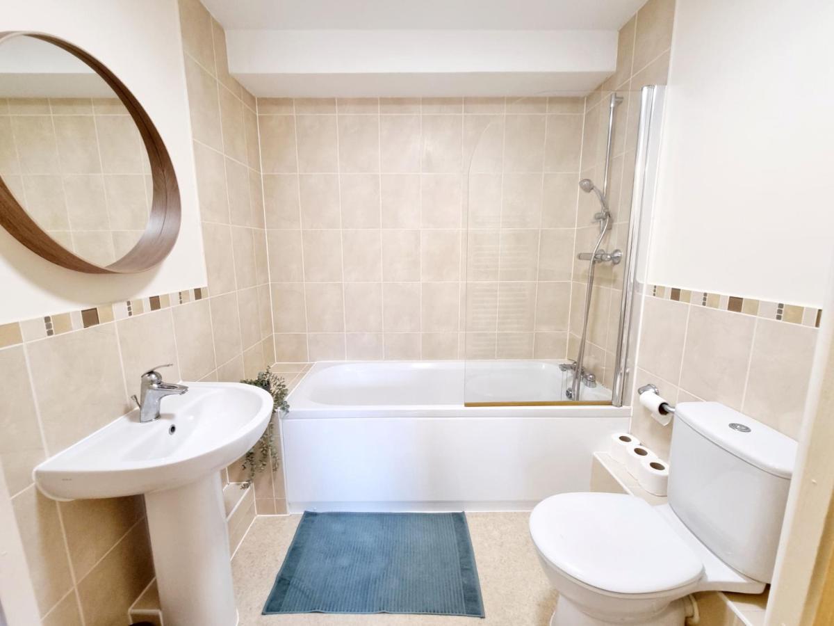 Cityscape Haven: 1 Bedroom With Terrace And View Apartment