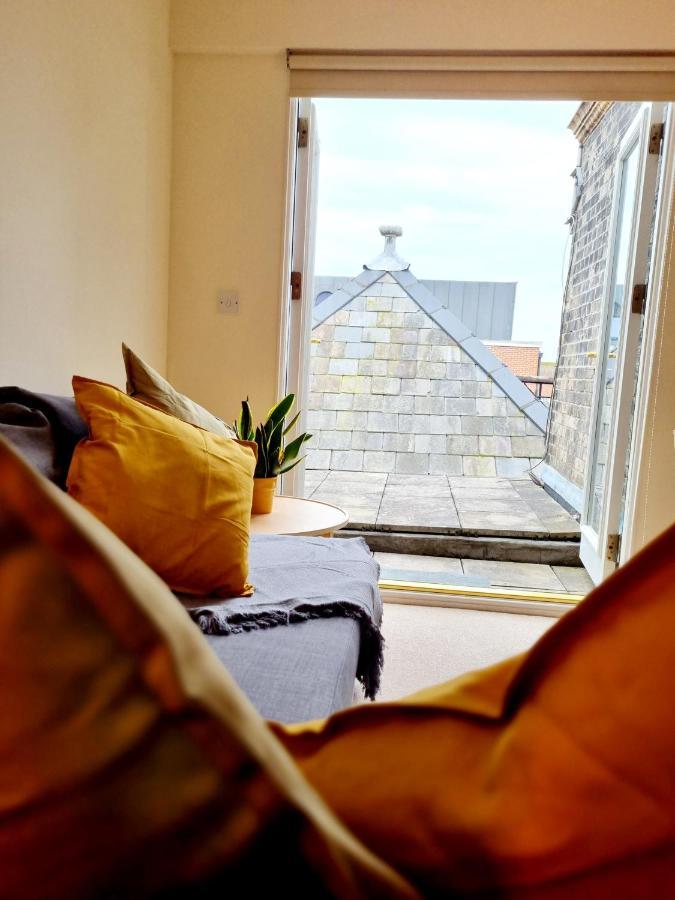 Cityscape Haven: 1 Bedroom With Terrace And View Apartment *