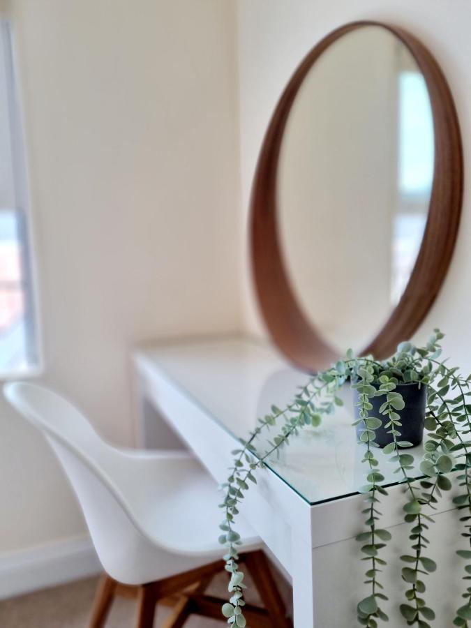 Cityscape Haven: 1 Bedroom With Terrace And View Apartment