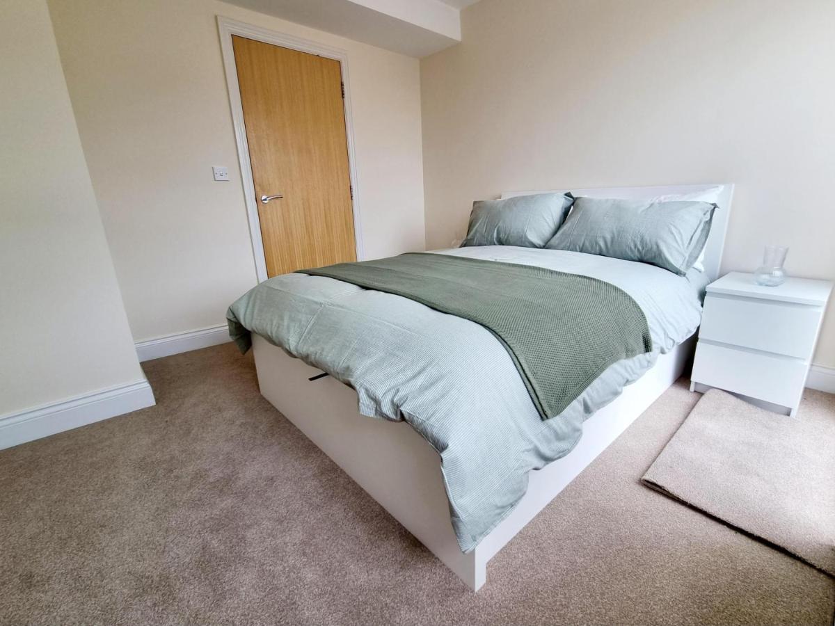 Apartment Cityscape Haven: 1 Bedroom With Terrace And View *