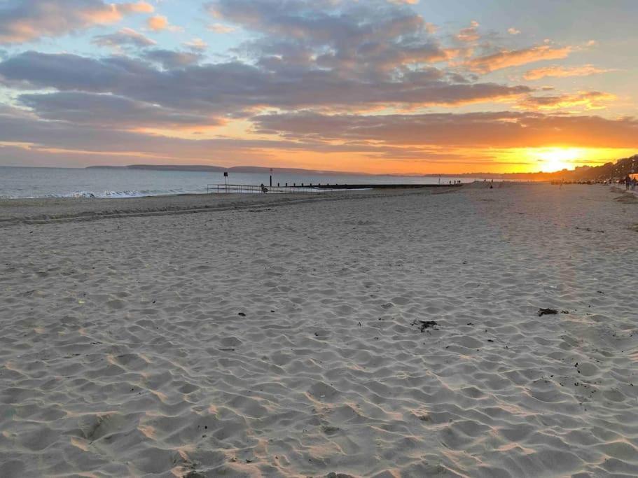 Stunning Bright Two Bedroom In Southbourne Apartment *