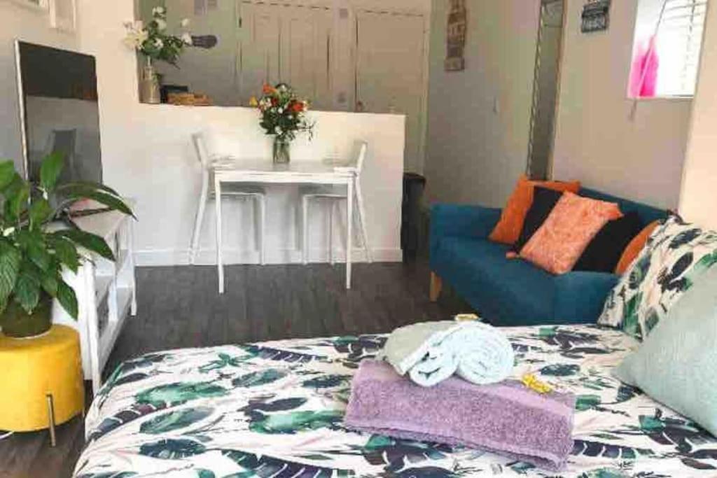 Nr Town Train Coach Shops Lovely Entire Allows Quiet Good Dogs *