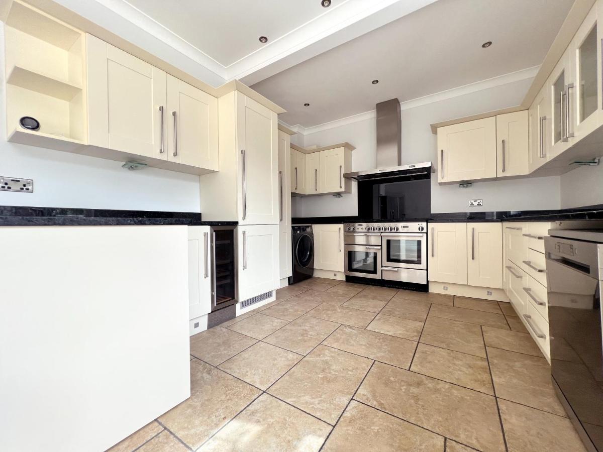 Four Bedroom Family Abode With Hot Tub, Garden And Bbq Holiday home *