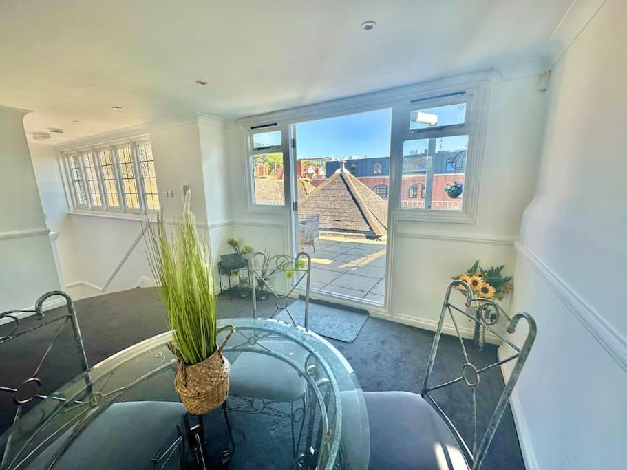 Roof Terrace Two Bedroom - Walk To Apartment *