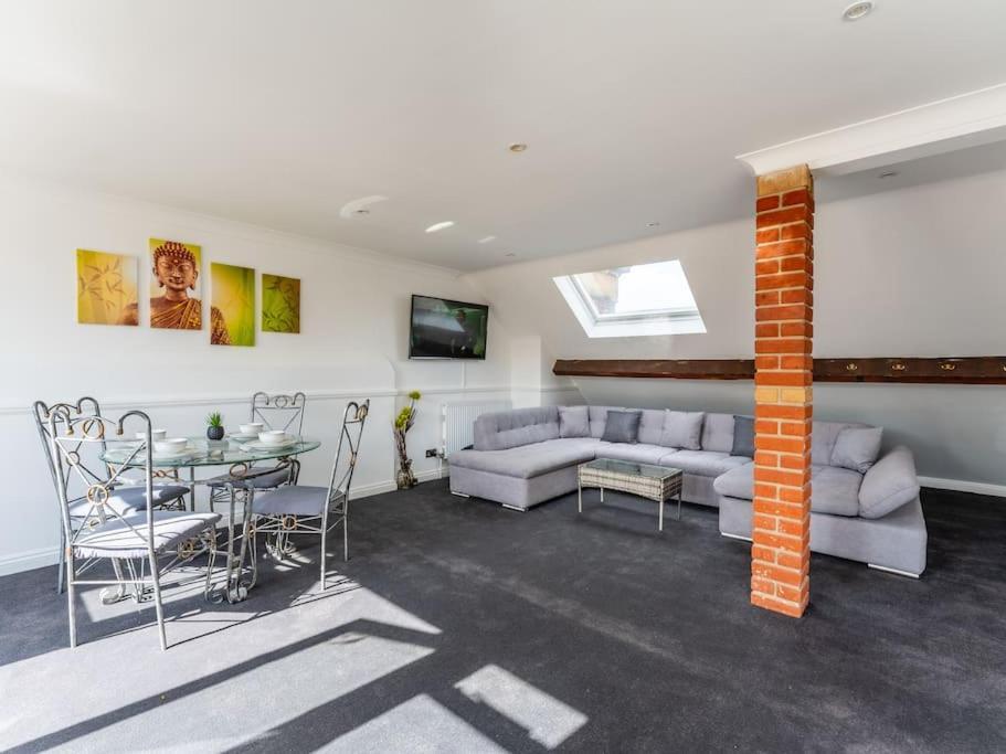 Roof Terrace Two Bedroom - Walk To