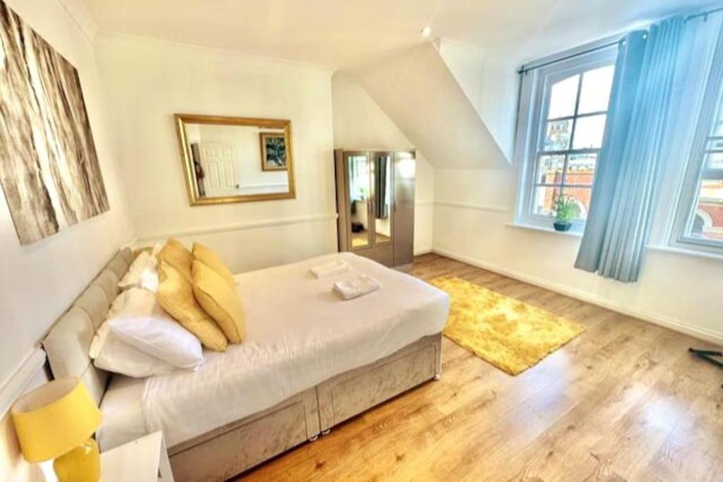 Roof Terrace Two Bedroom - Walk To *