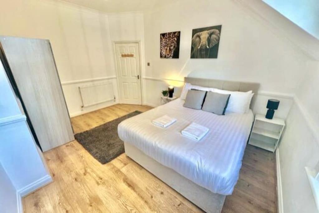 Roof Terrace Two Bedroom - Walk To Apartment