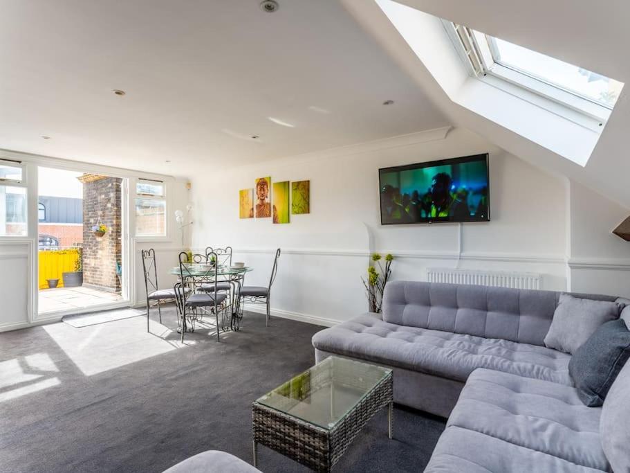 Roof Terrace Two Bedroom - Walk To * Bournemouth