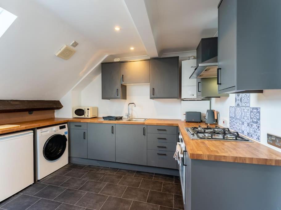 Roof Terrace Two Bedroom - Walk To Apartment *