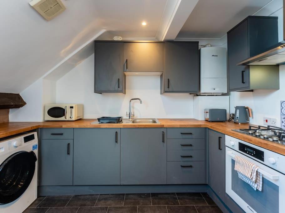 Apartment Roof Terrace Two Bedroom - Walk To *