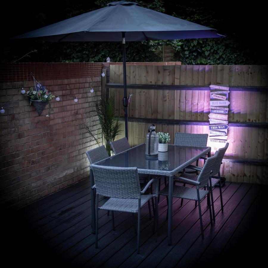Modern, Comfy Town Centre Gem, Near Beach, Parking Apartment *