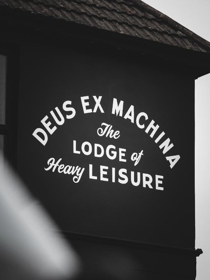 Hotel Deus Ex Machina *